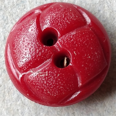 bordeaux retro knap delt i firkanter 18 mm. gamle knapper genbrug 2 huller